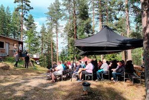 Heinäkuussa 2024 Tohnin Touhuteatterin kesäteatteriesityksissä on Tanja Puustinen-Kiljusen kirjoittama ja Janne Vuorelan ohjaama yhdistelmä maalaiskomediaa ja järjettömiä hätaratkaisuja eli Kylän viimeinen inkkari.